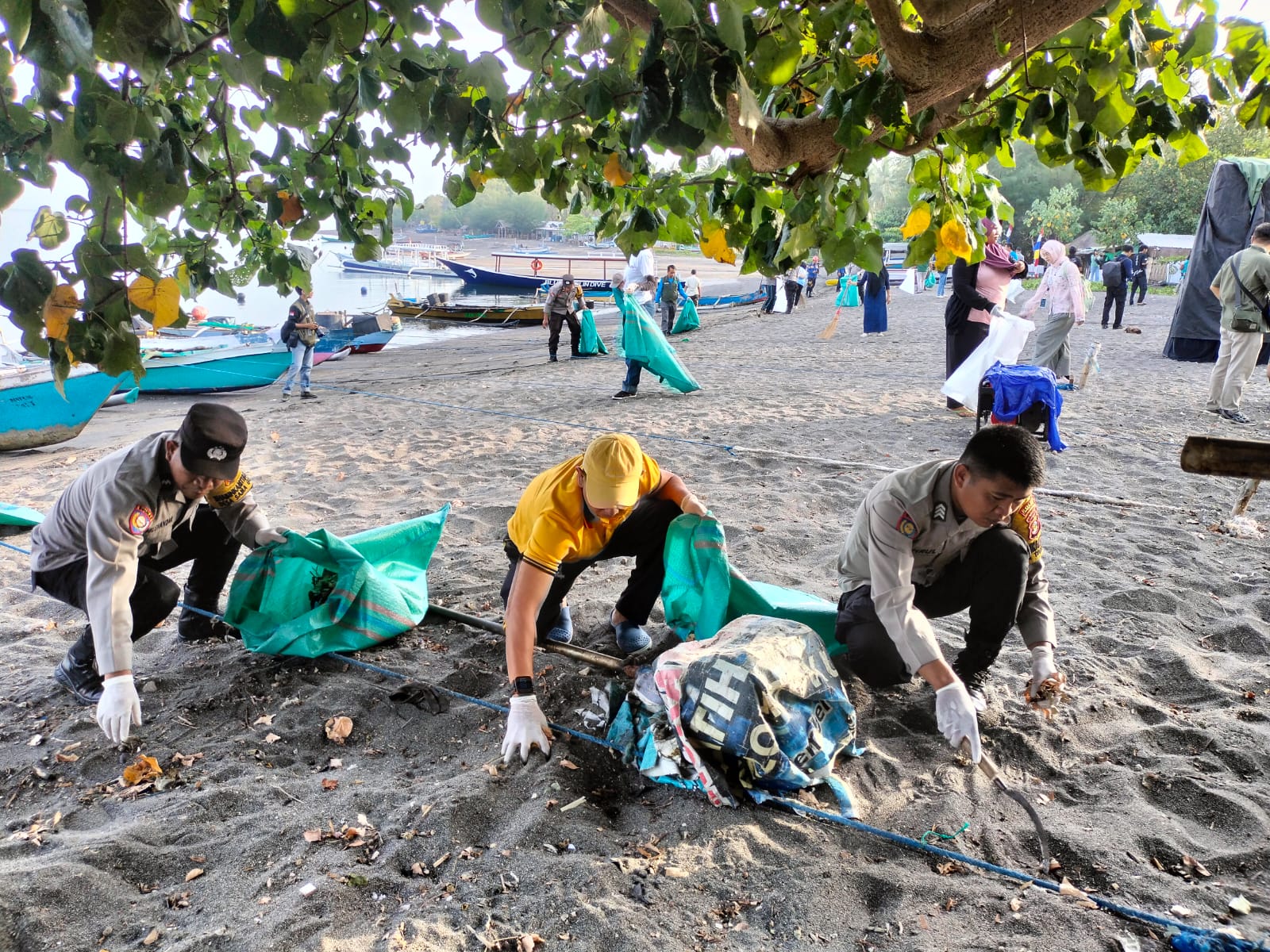 Sinergi Sat Polair Lotara dan Instansi Terkait, Gelar Aksi Bersih Pantai di Pesisir Medana