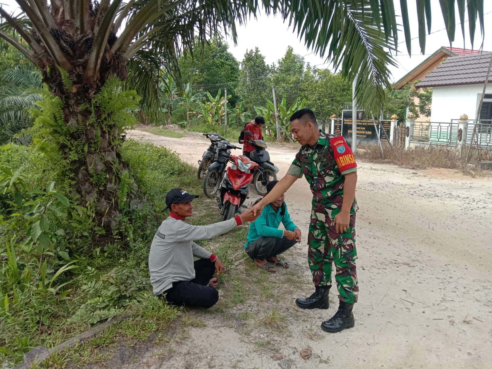 Babinsa Koramil 1015-03/MB Ketapang Ciptakan Keakraban dengan Warga Binaan Melalui Komsos