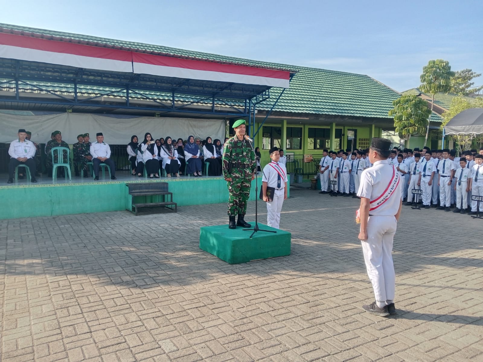 Melalui Upacara Bendera, Danramil 1002-06/Barabai Didik Generasi Muda Berkarakter Nasionalis