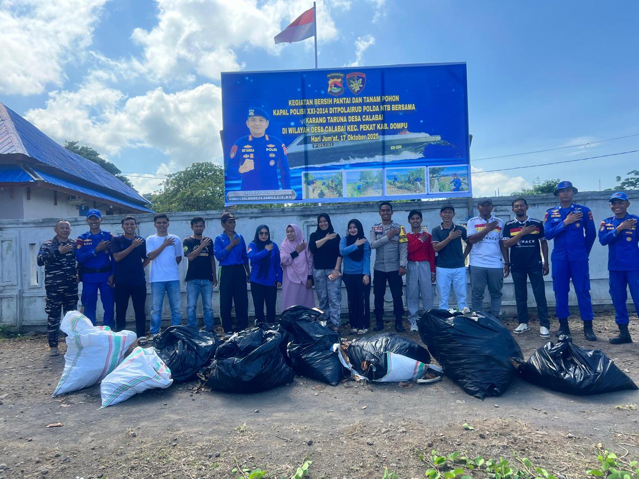 Polairud Polda NTB dan Masyarakat Bersatu Lestarikan Pantai Sigi Melalui Gotong Royong   