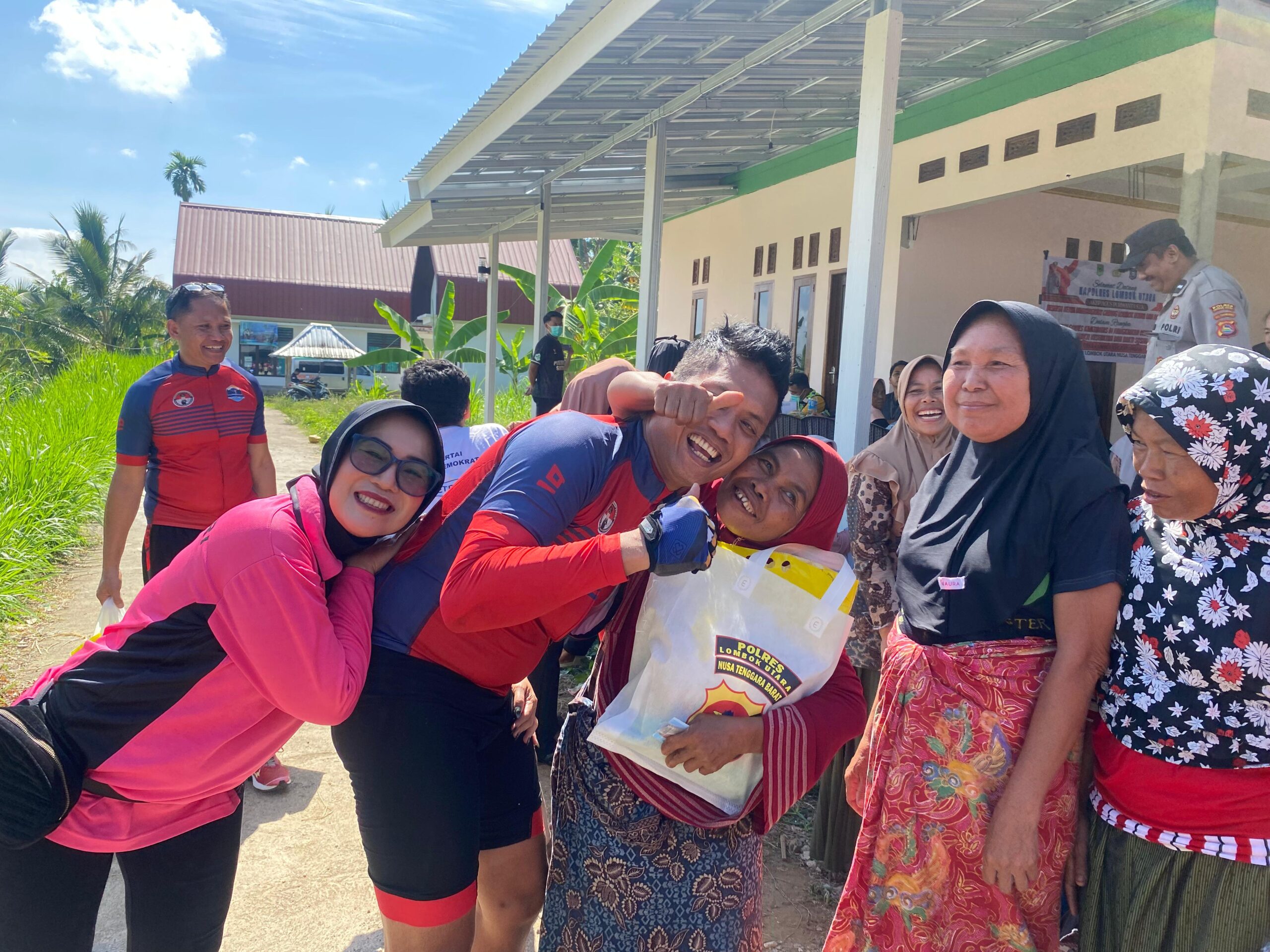 Kapolres Lombok Utara Gelar Gowes Kamtibmas dan Bakti Sosial di Desa Pansor