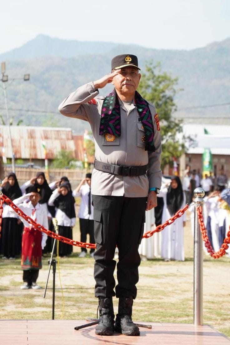 Wakapolda NTB Pimpin Upacara Hari Santri Nasional di Bima, Tegaskan Santri Garda Terdepan Jaga NKRI