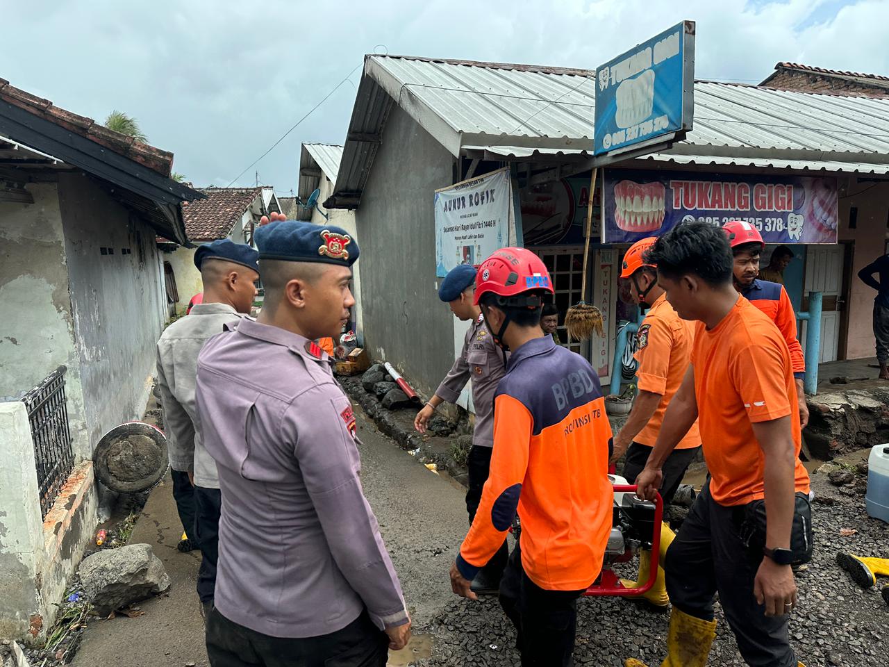 BRIMOB, BNPB, DAN POLSEK PRINGGEBAYA EVAKUASI SERTA BERSIHKAN RUMAH WARGA TERDAMPAK BANJIR DI SERUNI MUMBUL