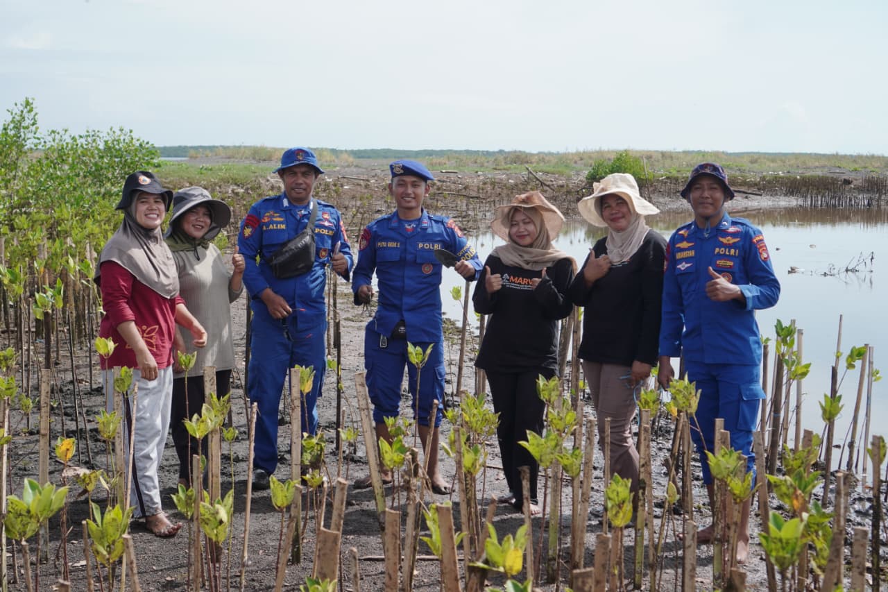 Personel Kapal Polisi XXI-2012, XXI-1002 dan Masyarakat Tanam Mangrove di Muara Sugian Sambelia
