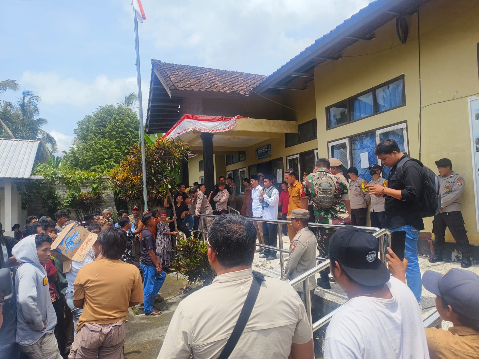 Aksi Unjuk Rasa Warga Lendang Nangka Utara Tuntut Kades dan Ketua BPD Mundur