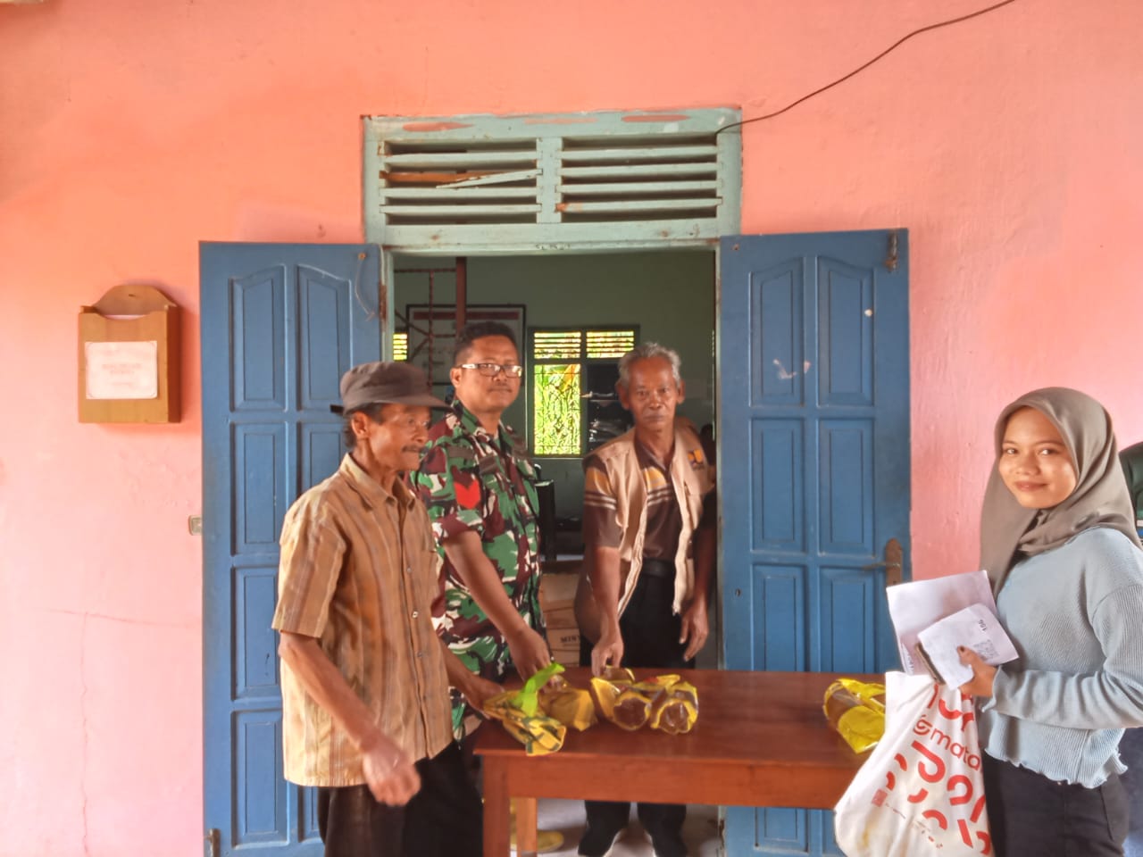 Babinsa Simo Kawal Ketat Penyaluran Bantuan Pangan di Desa Sumber, Distribusi Berjalan Aman dan Tepat Sasaran