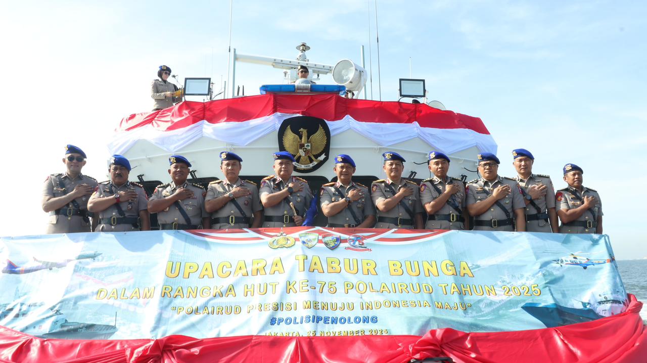 HUT Polairud ke-75, Personel Larung Bunga sebagai Tanda Pengabdian Tanpa Henti