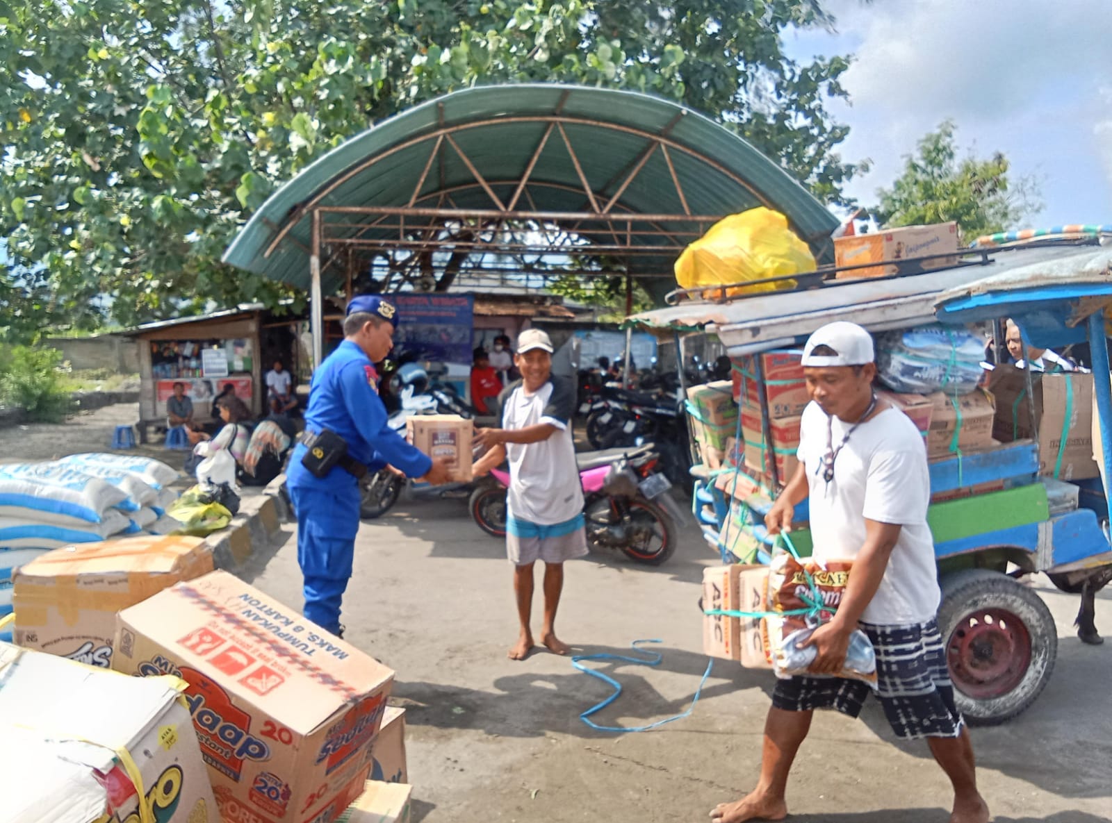 Tanpa Canggung, Polisi Sat Polairud Lombok Utara Turun Tangan Angkat Barang Warga di Pelabuhan Bangsal