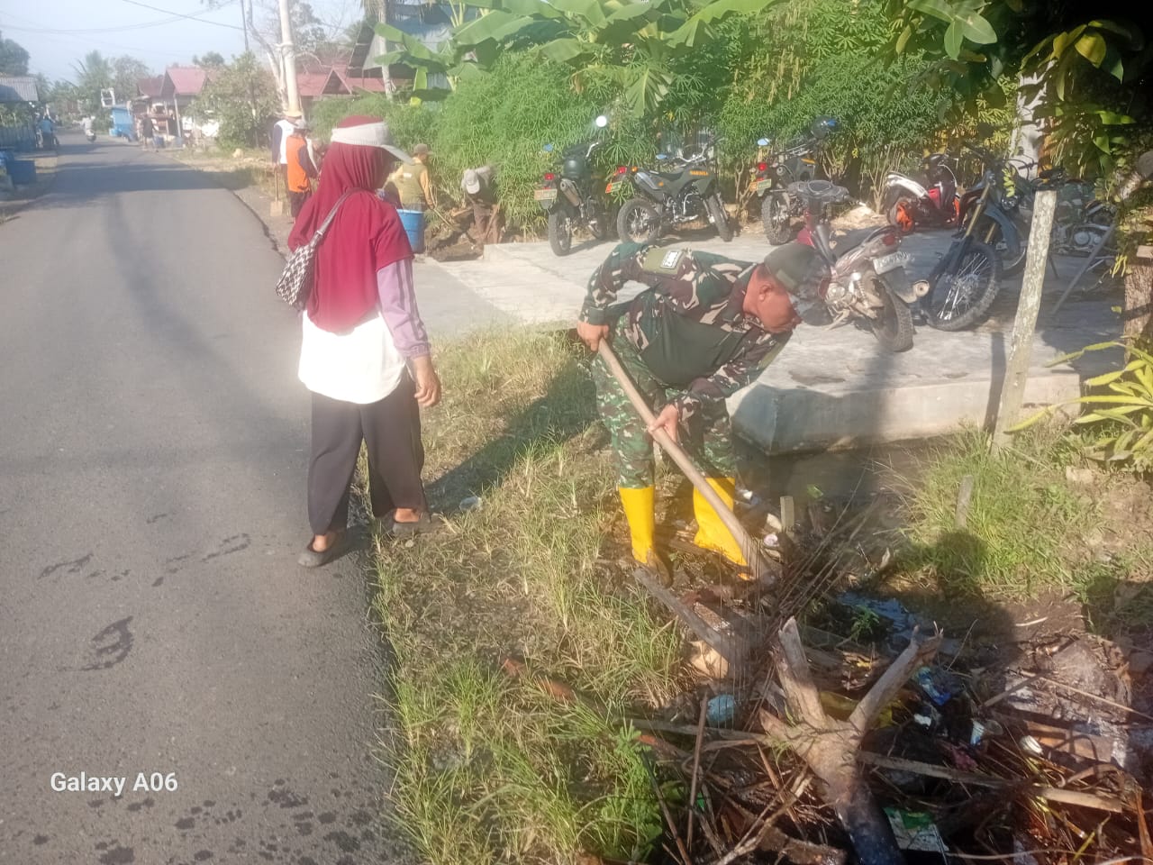 TNI dan Warga Banua Supanggal Kompak Lakukan Gotong Royong Drainase