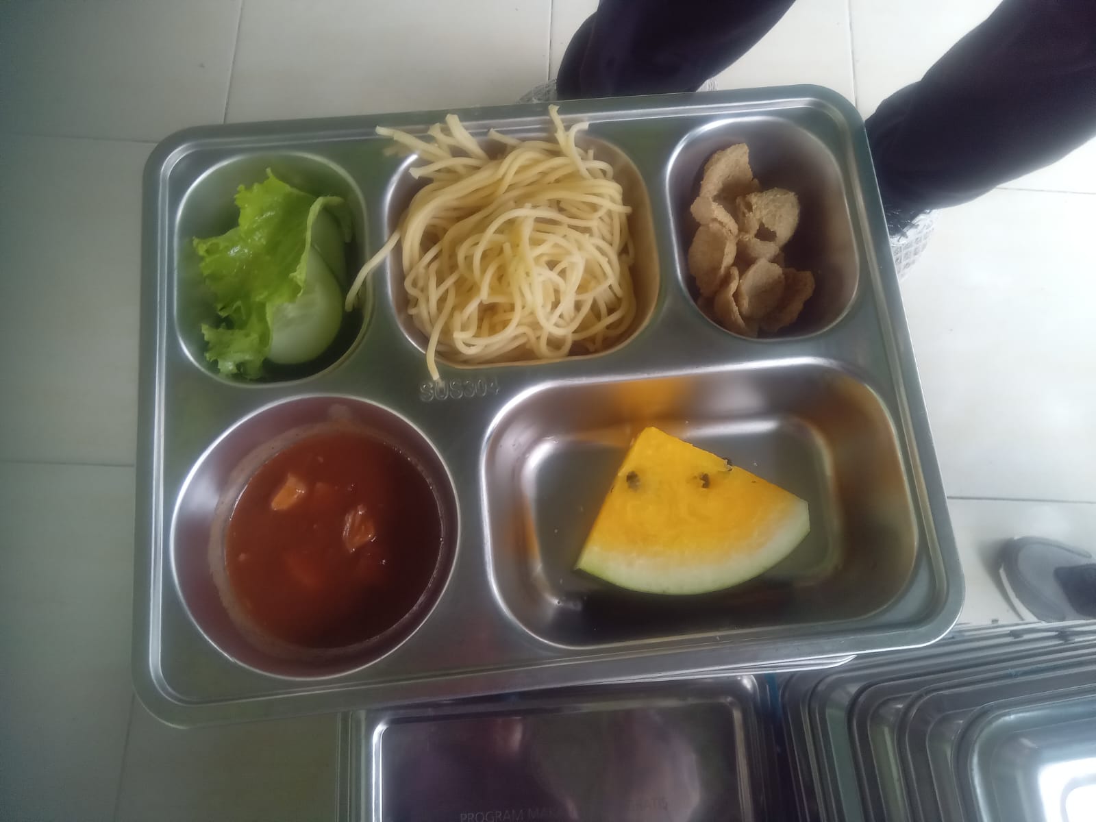 Menu MBG di Lombok Timur Dinilai “Tidak Layak”, Sekolah Mengeluh: Cuma Mie dan Semangka!