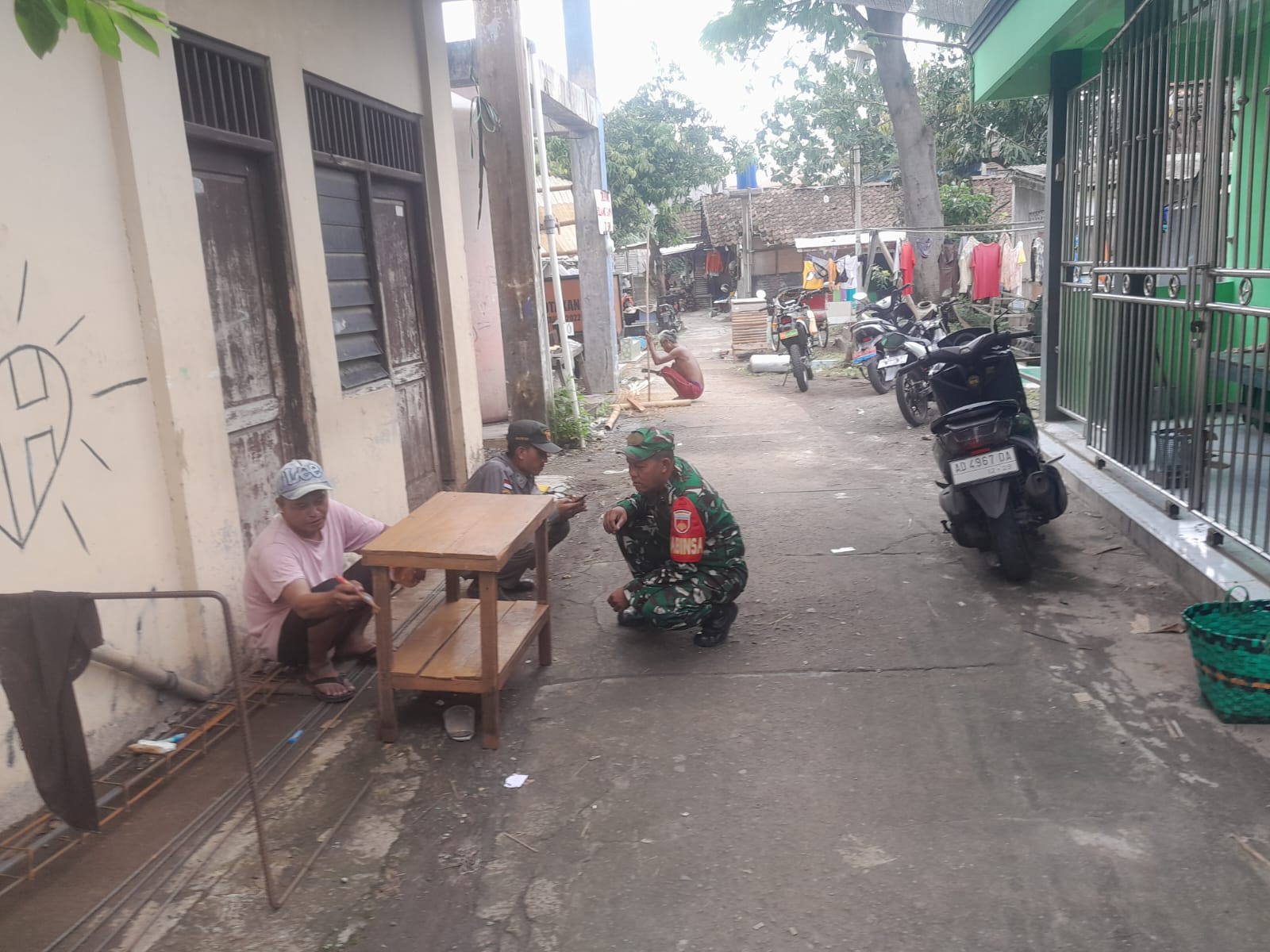 Implementasikan Bintahwil Dengan Pelaku UMKM, Babinsa Joyotakan Motivasi Pelaku Usaha Mebel