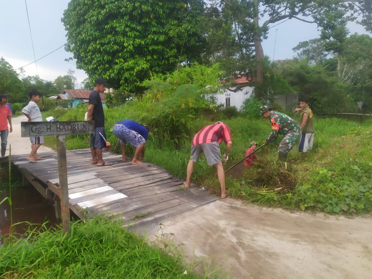 Babinsa Koramil 1015-03/Mentawa Baru ketapang Bersama Warga Laksanakan Kerja Bakti