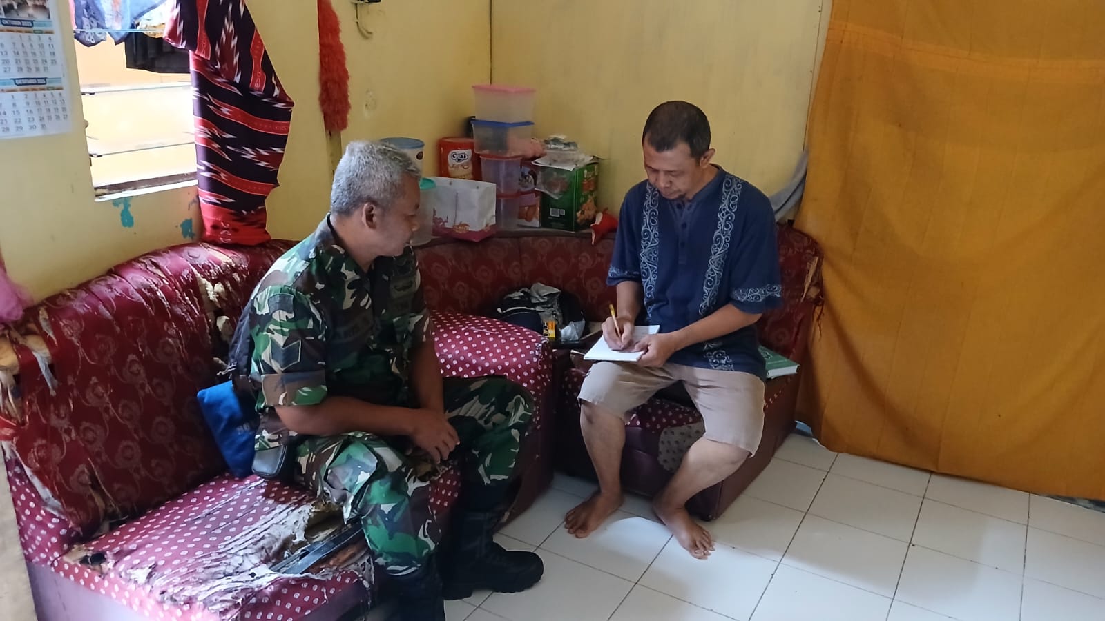 Babinsa Kratonan Datangi Ketua RT Untuk Pendataan Warga di Lapangan