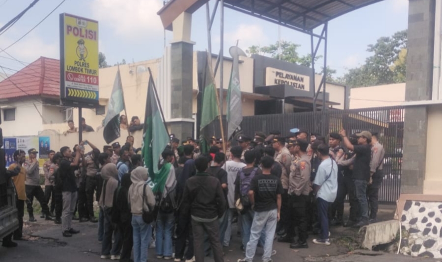 Refleksi Setahun Pemerintahan Iron–Edwin di Sorot, HMI-MPO Lombok Timur Gelar Aksi di Polres dan Kantor Bupati