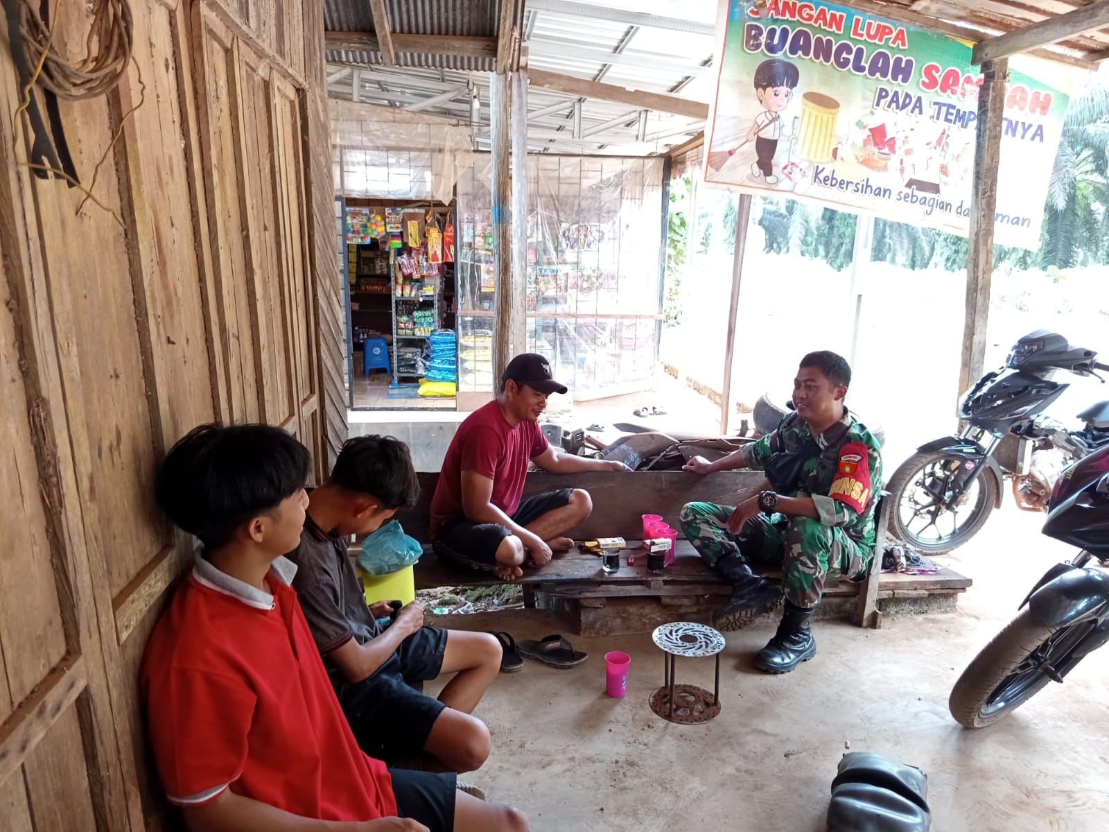 Babinsa Koramil 1015-10/Telaga Pulang Ciptakan Keakraban dengan Warga Binaan Melalui Komsos