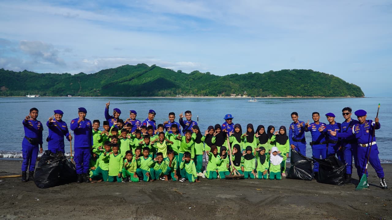 DITPOLAIRUD POLDA NTB GELAR GIAT BERSIH PANTAI BERSAMA MASYARAKAT DAN ANAK SEKOLAH