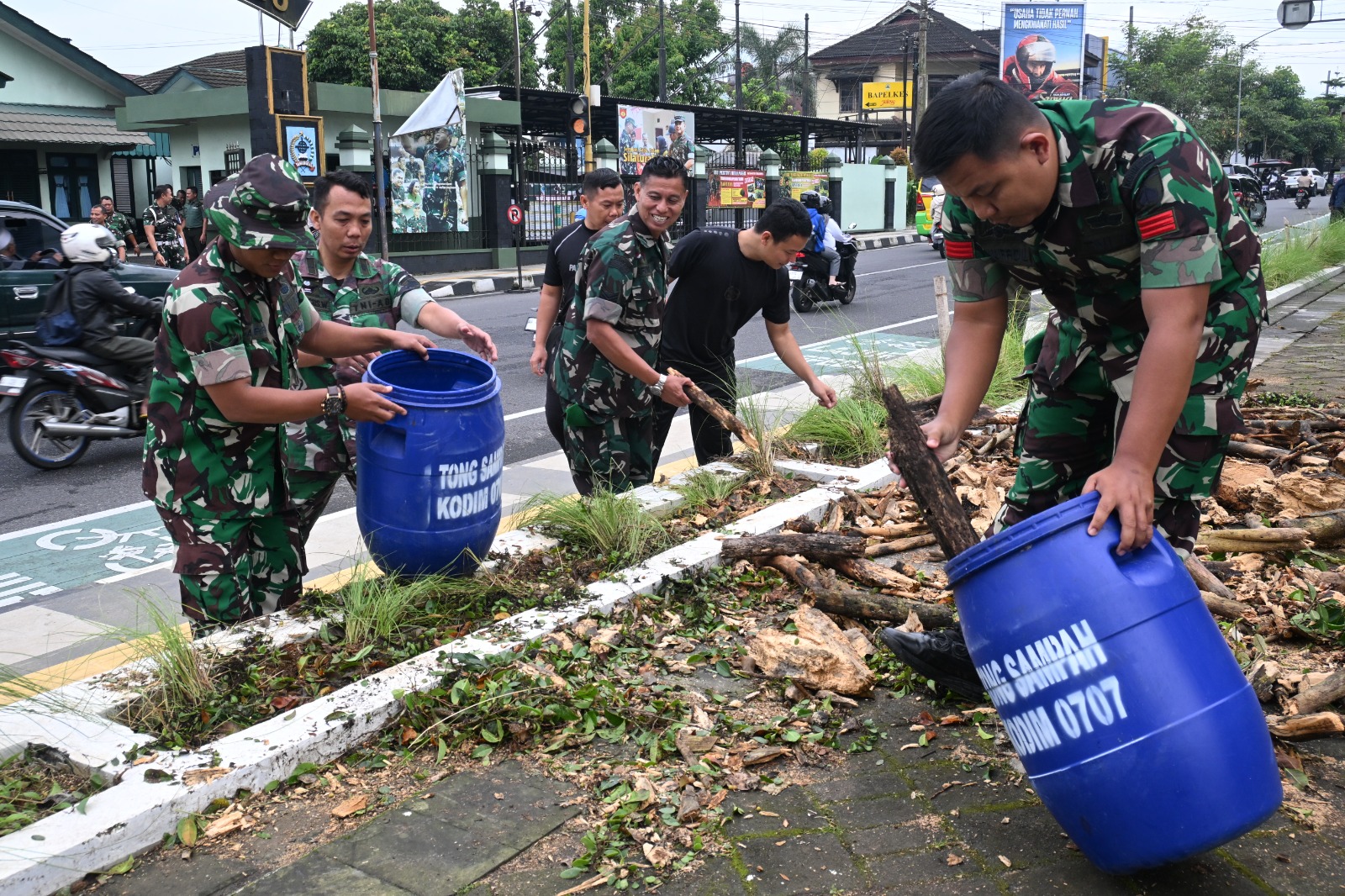 Kodim 0707/Wonosobo dan Jajaran Koramil Gelar Pembersihan Fasilitas Umum, Tindak Lanjuti Instruksi Presiden “Perang Terhadap Sampah”