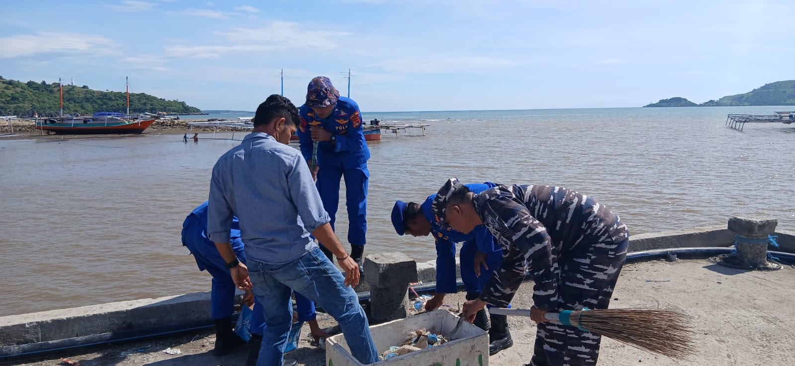 Peduli Lingkungan Pesisir, Polairud Polda NTB Bersama TNI AL dan Instansi Terkait Bersihkan Pantai Pelabuhan Sape