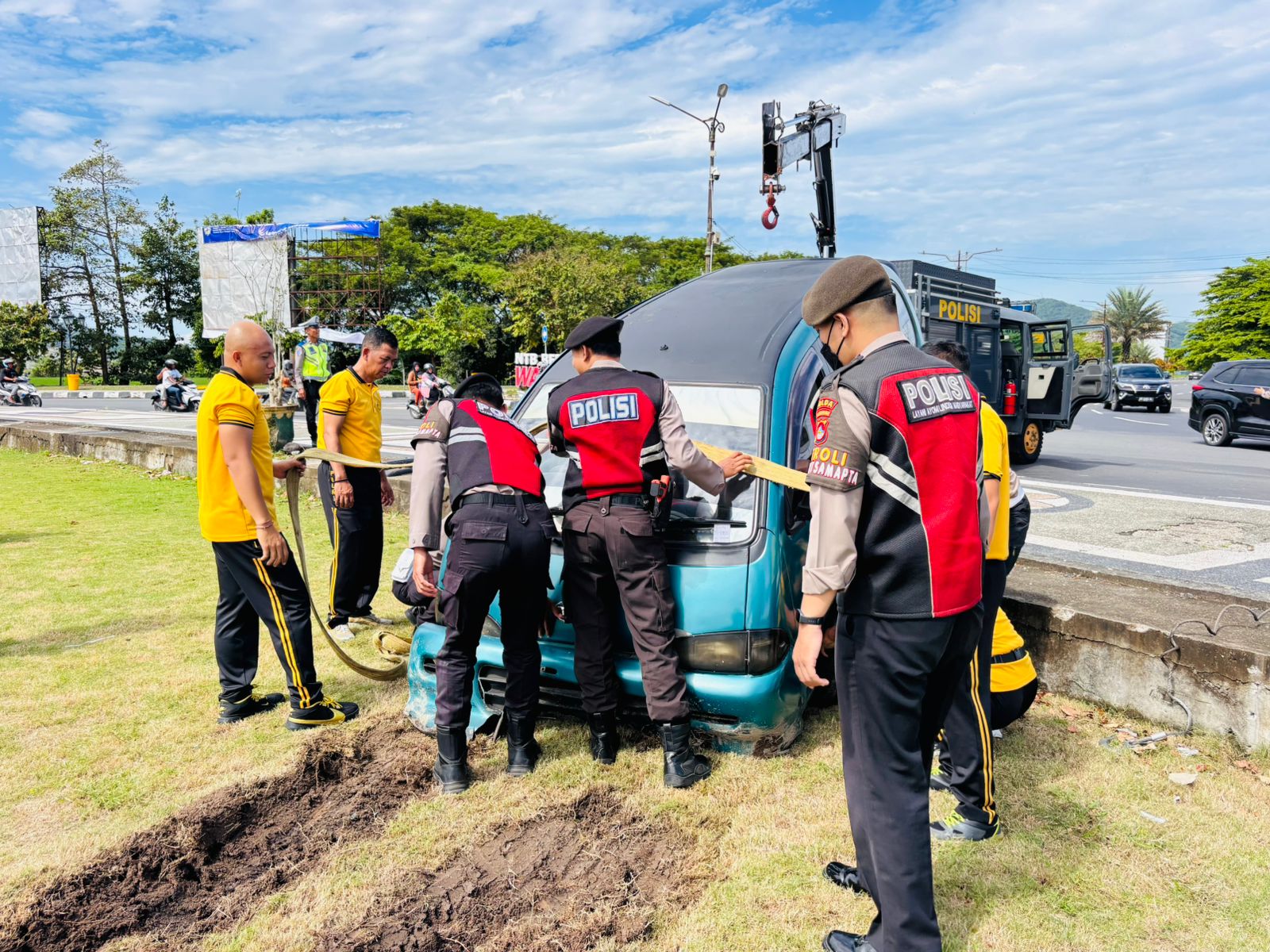Quick Response Patroli Unit Gasum Dit Samapta Polda NTB Evakuasi Korban Lakalantas di Bundaran Gerung