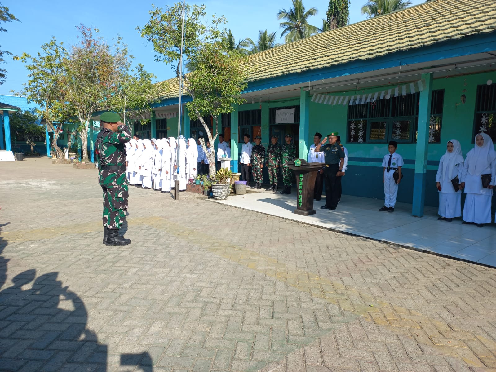 Tanamkan Disiplin dan Nasionalisme, Danramil 1002-02 Pimpin Upacara di MTsN 7 HST