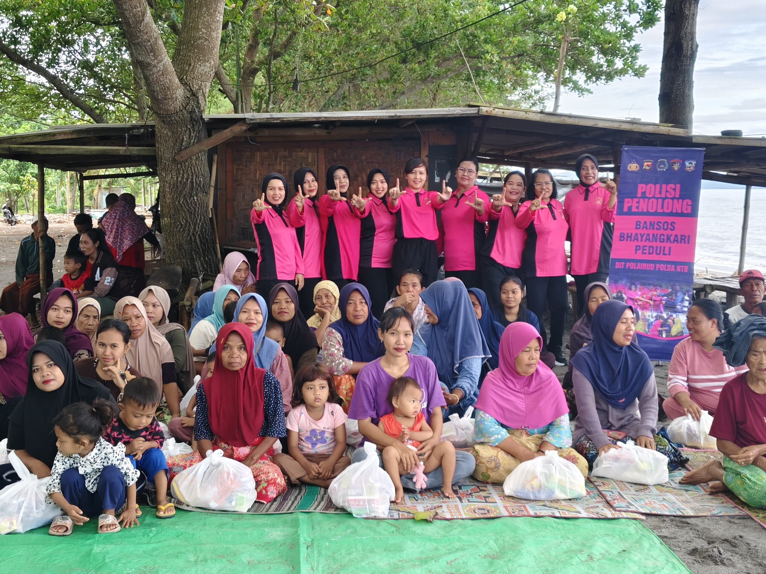 Bhayangkari Polairud Peduli, Salurkan Bansos kepada Masyarakat Pesisir Kuranji