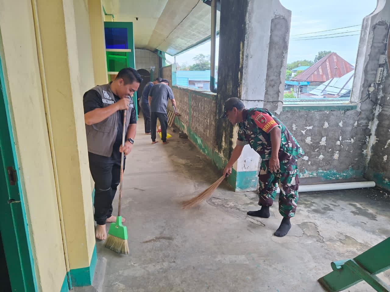 Pererat Sinergi TNI dan Pemerintah, Koramil 1002-06/Barabai Laksanakan Karya Bakti Masjid