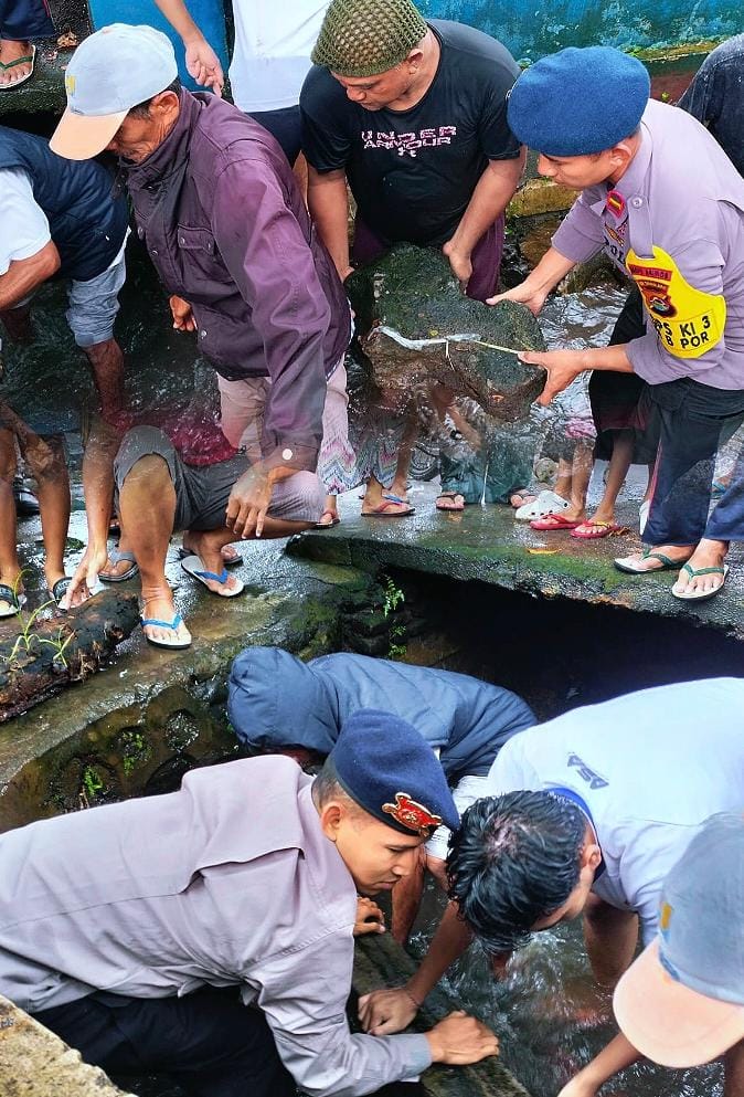 Aksi Kemanusiaan Brimob Lombok Timur dalam Operasi SAR Balita Hanyut