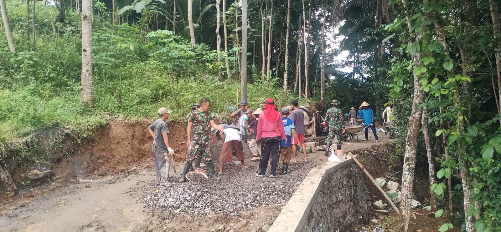 Bulan Puasa Bukan Penghalang Dalam Kemanunggalan TNI Dan Warga Di Lokasi TMMD Sengkuyung Tahap I Kodim Wonosobo