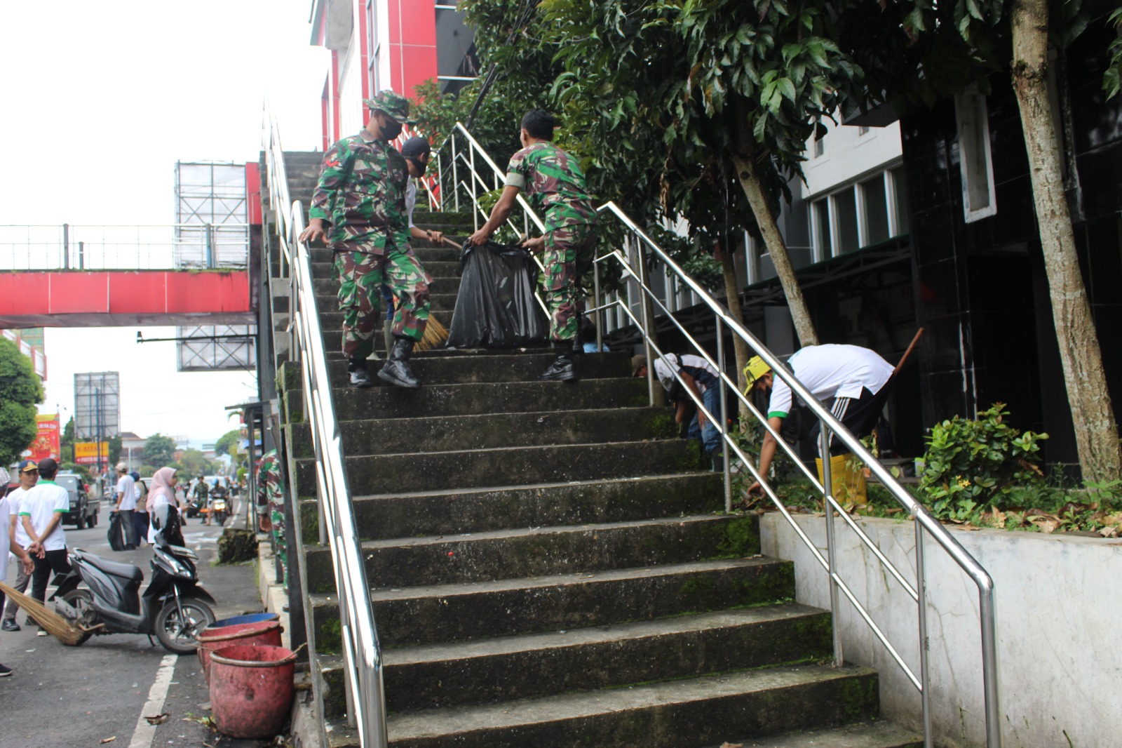 Kodim 0707/Wonosobo Ikut Aksi Bersih Sampah Serentak Jateng, Dukung Target Zero Sampah 2029 dan Gerakan Indonesia ASRI