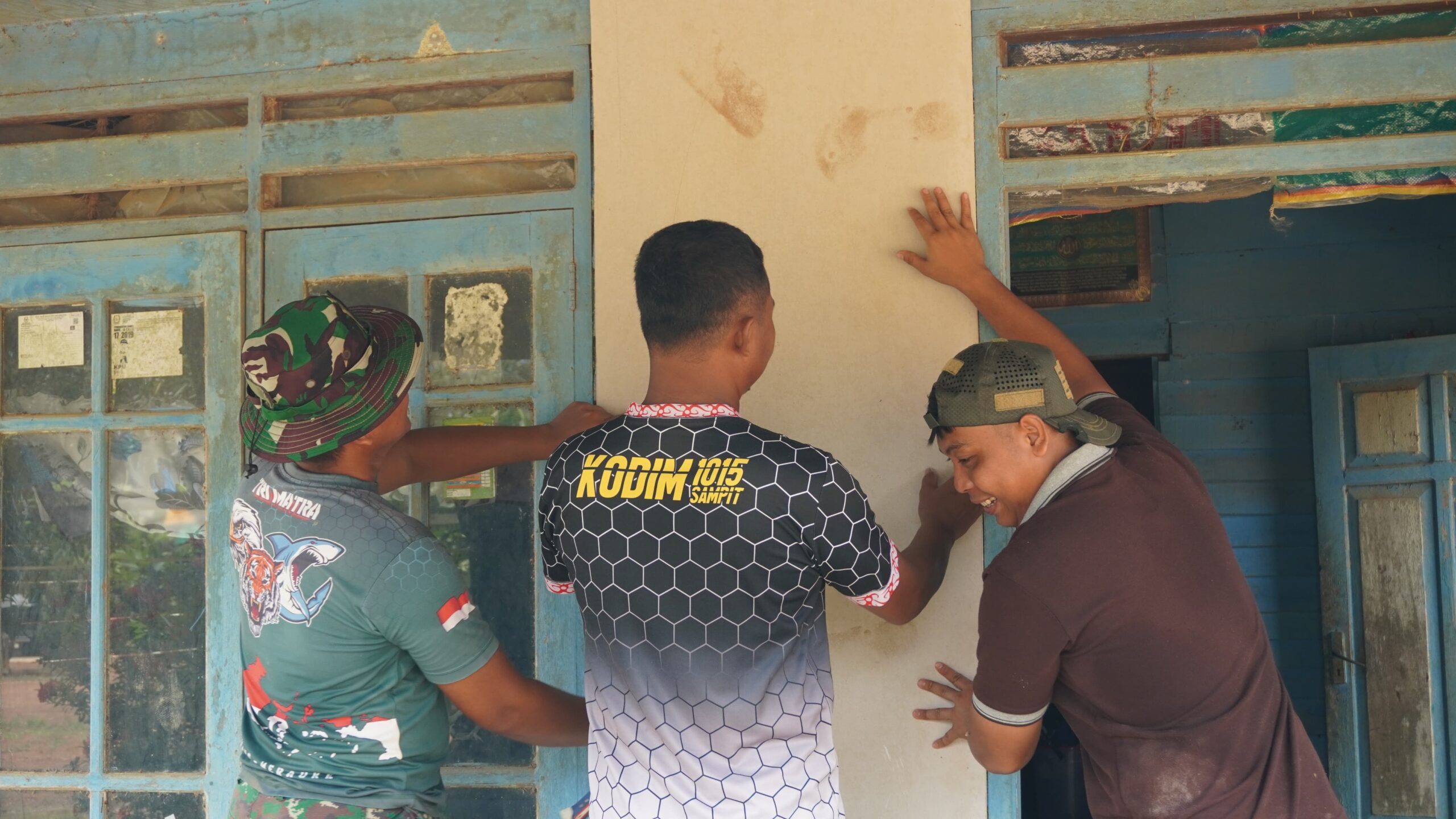 Satgas TMMD Reguler ke-127 Kodim 1015/Sampit Pasang Dinding Dilokasi RTLH