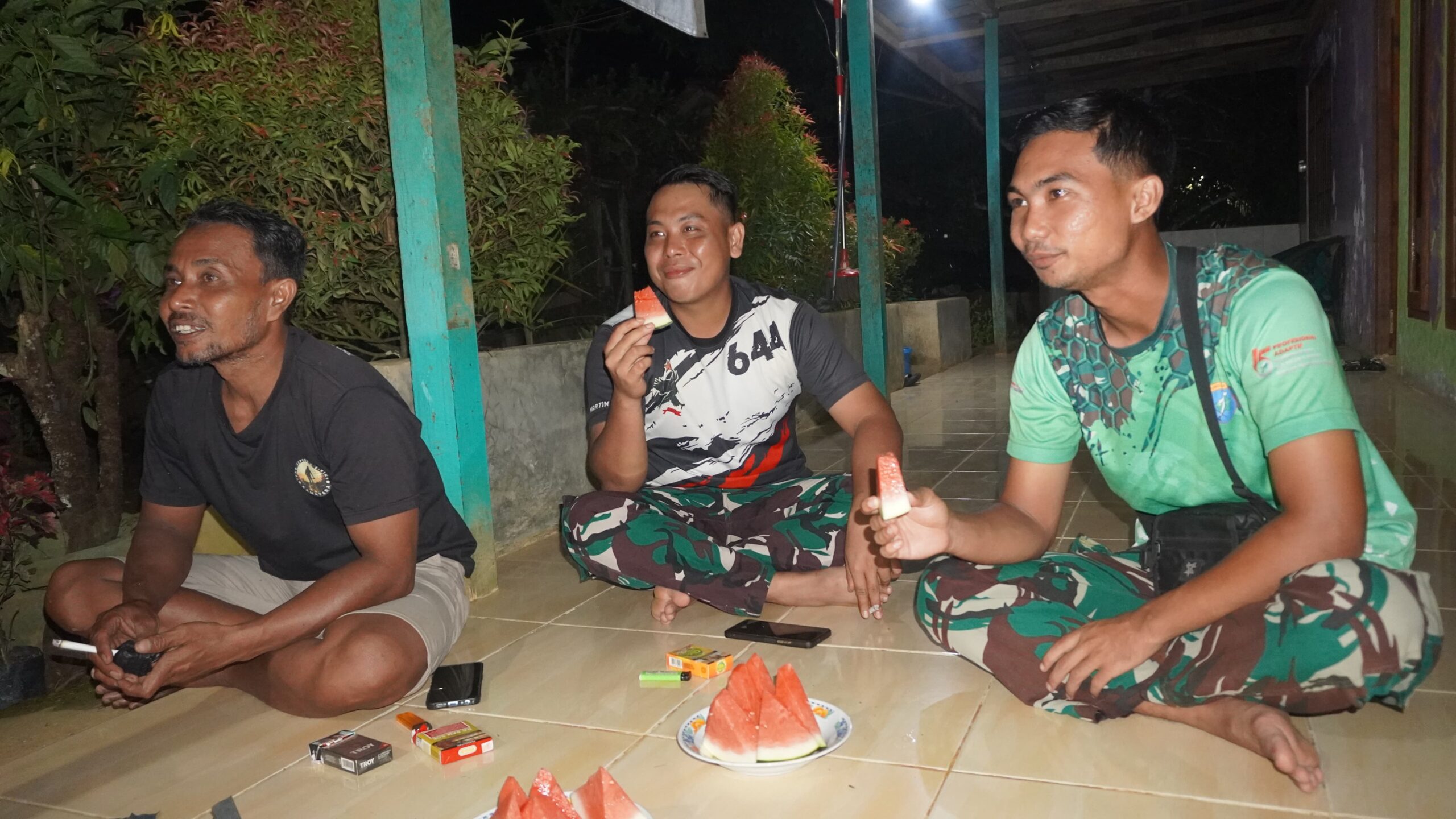 Tingkatkan Keakraban, Satgas TMMD Reguler ke-127 Kodim 1015/Sampit Komsos Dengan Warga di Malam Hari