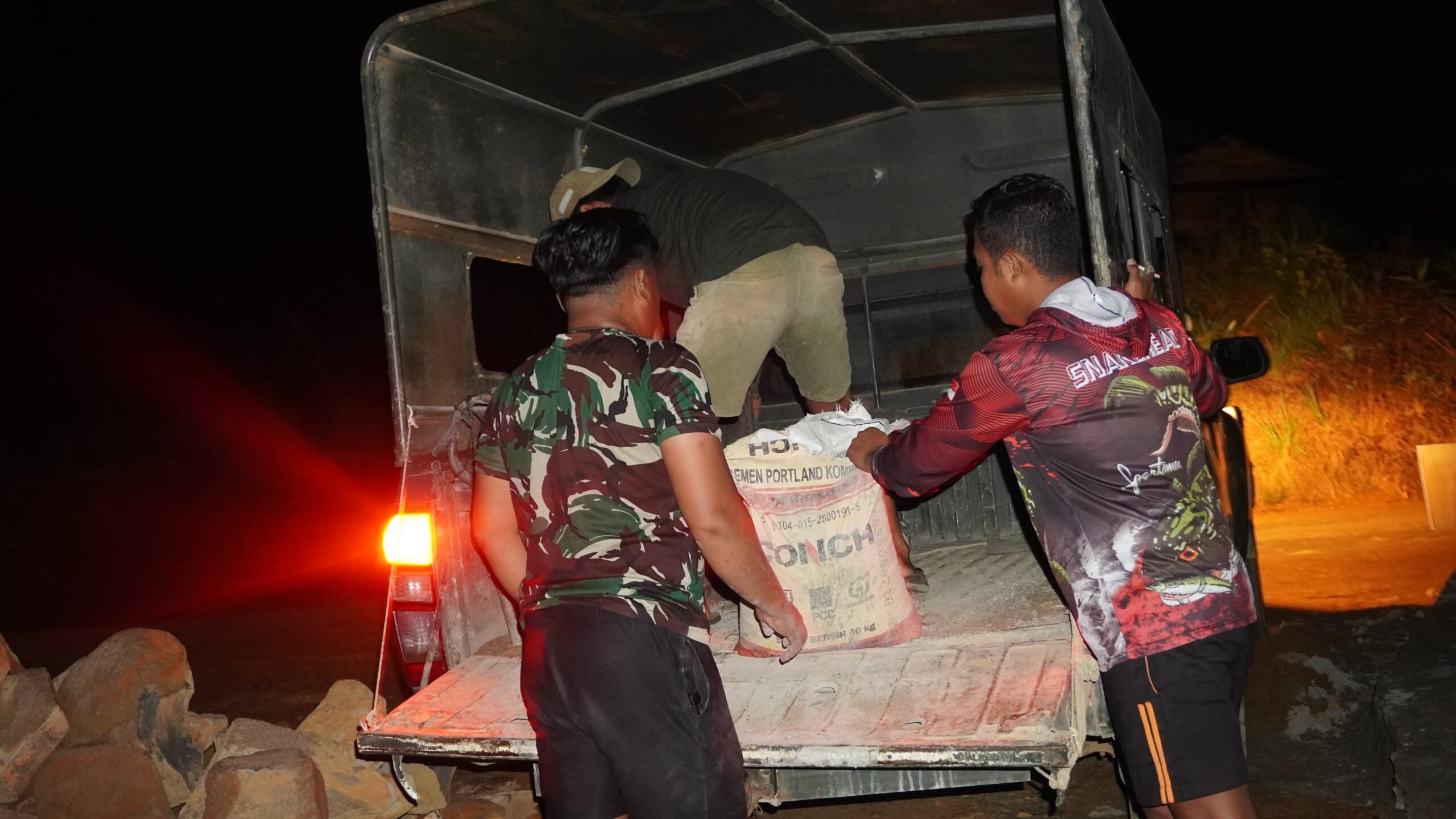 Gelapnya Malam Tak Menyurutkan Semangat Satgas TMMD Reguler ke-127 Kodim 1015/Sampit 