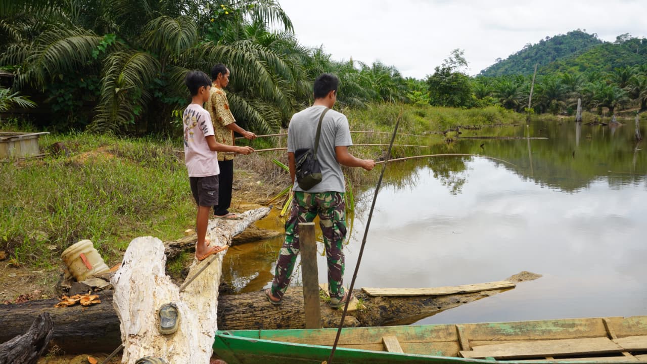 Lepas Lelah, Satgas TMMD Reguler ke-127 Mancing Bareng dengan Keluarga Angkat di Danau