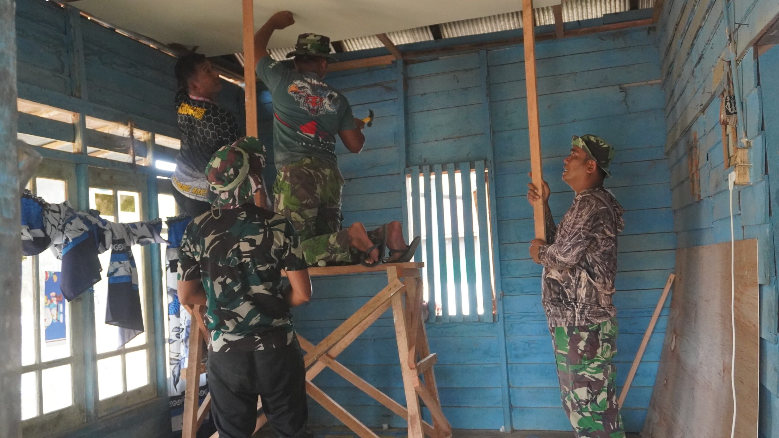 Anggota Satgas TMMD Kodim 1015/Sampit, Tahap Pemasangan Plafon Rumah Bapak Yayan