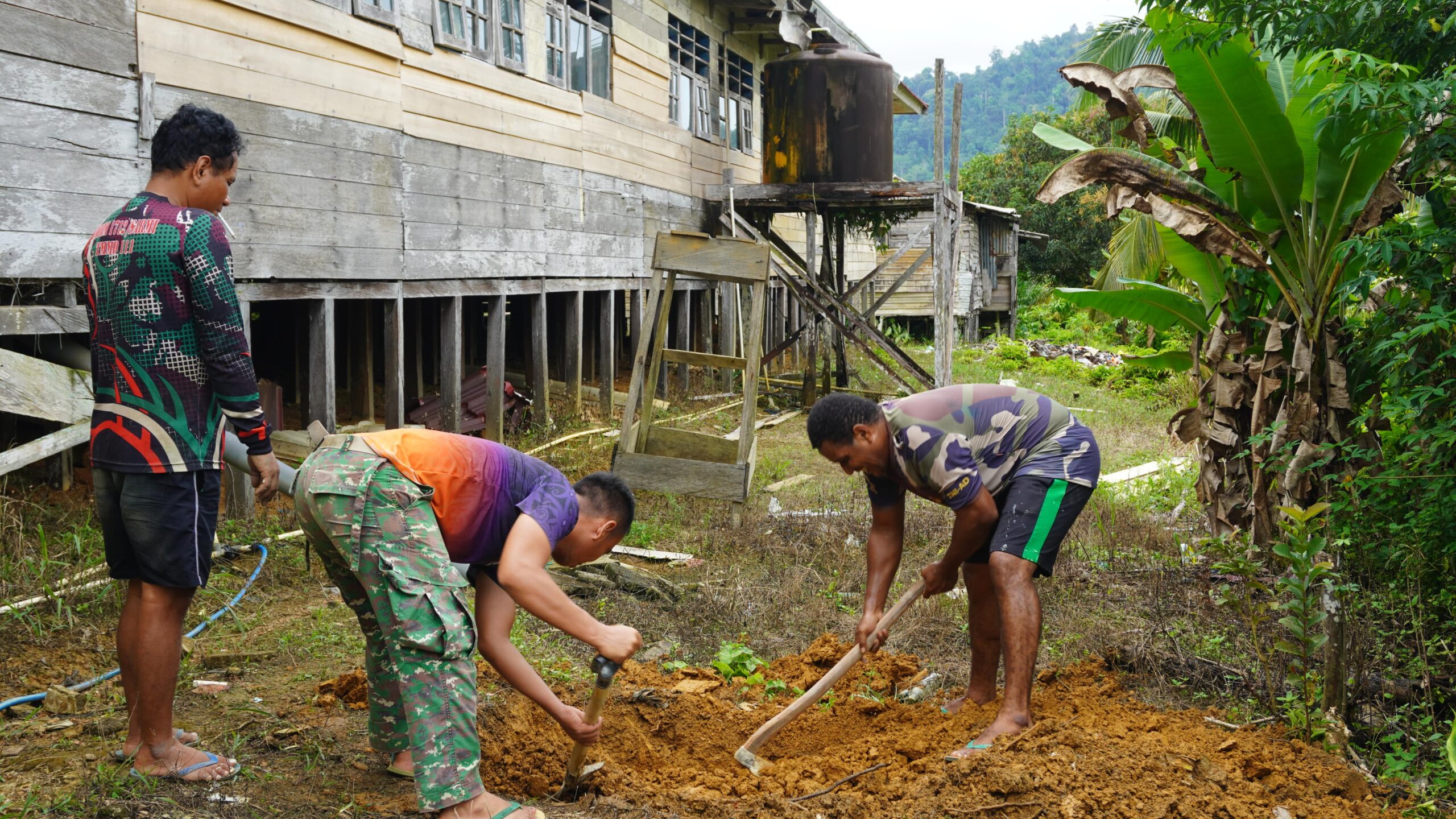 Satgas TMMD Reguler ke-127 Kodim 1015/Sampit Gali Tanah Untuk Pembuatan Septic Tank MCK Sekolahan 