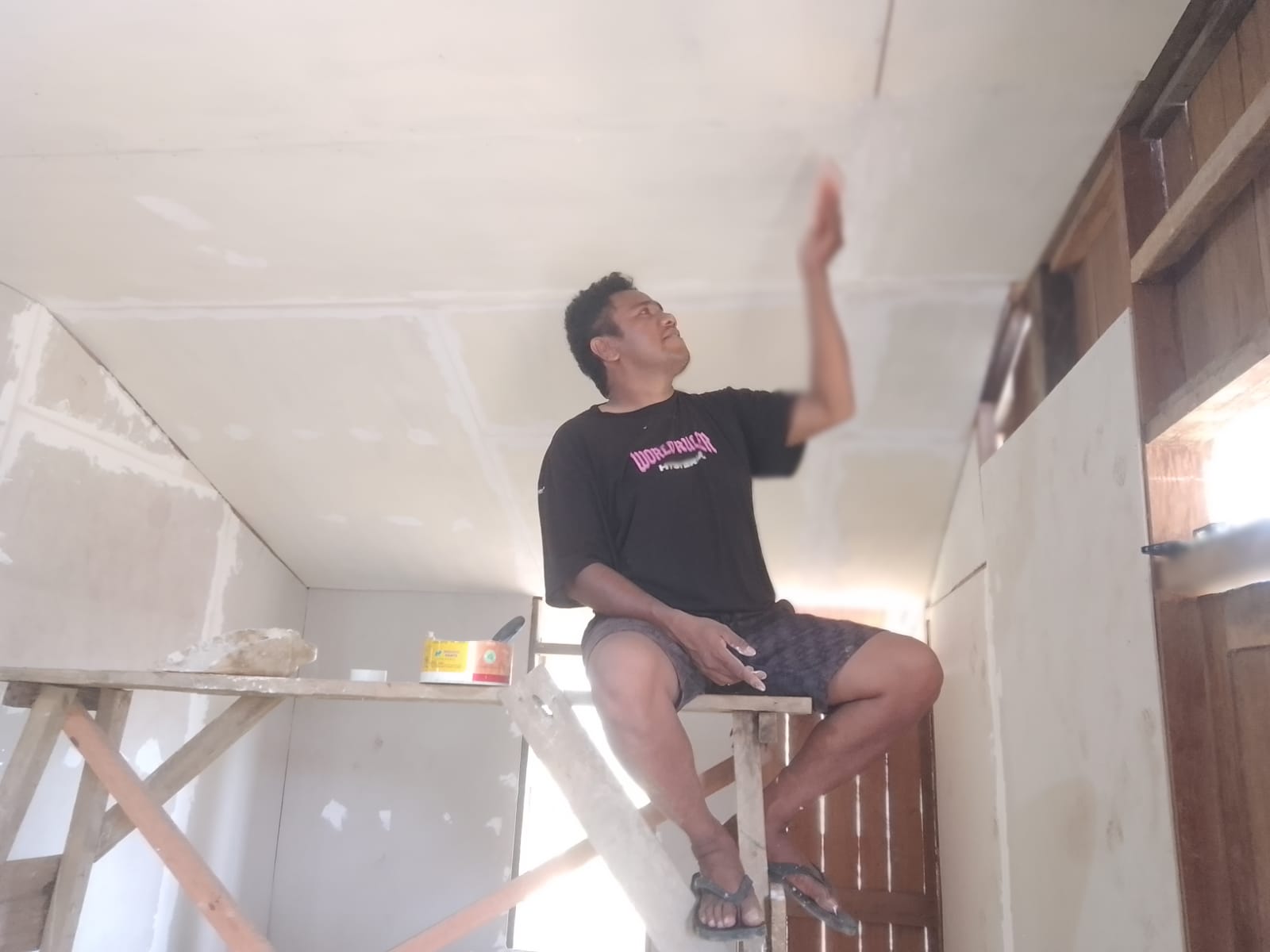 Masuki Tahap Pemasangan Plafon, Rehabilitasi RTLH TMMD ke-127 Kodim 1015/Sampit Terus Dipercepat