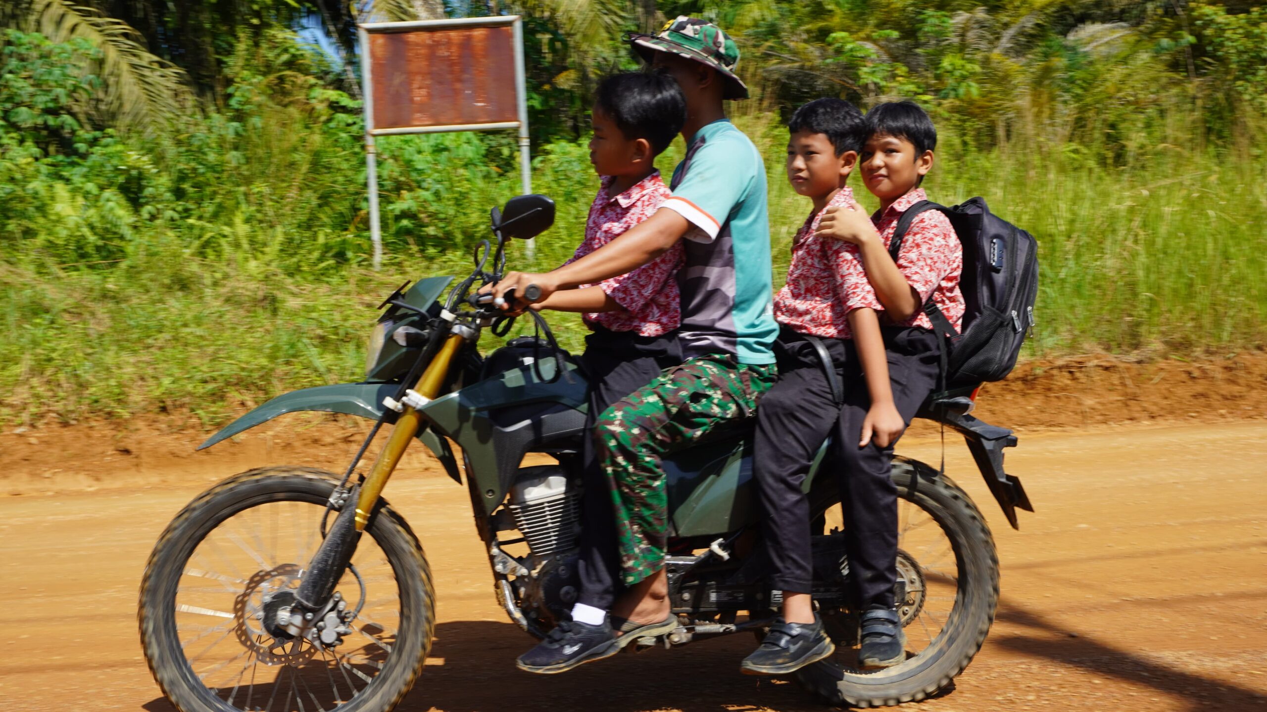 Wujud Kepedulian Kepada Generasi Penerus Bangsa, Satgas TMMD 127 Antar Jemput Anak Sekolah. 