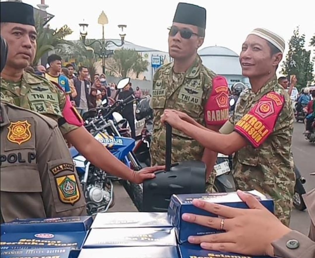 Jajaran Kogartap II/Bdg berbagi Takjil untuk pengguna jalan