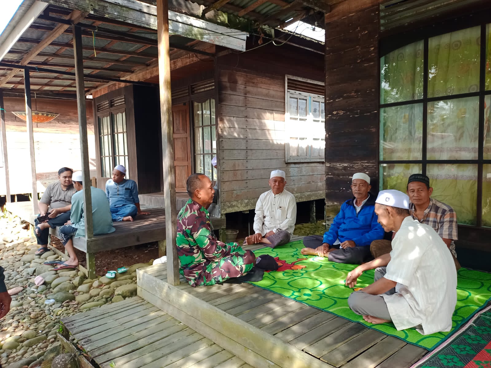 Babinsa Koramil 1002-06/Barabai Jalin Kedekatan dengan Warga Melalui Komsos