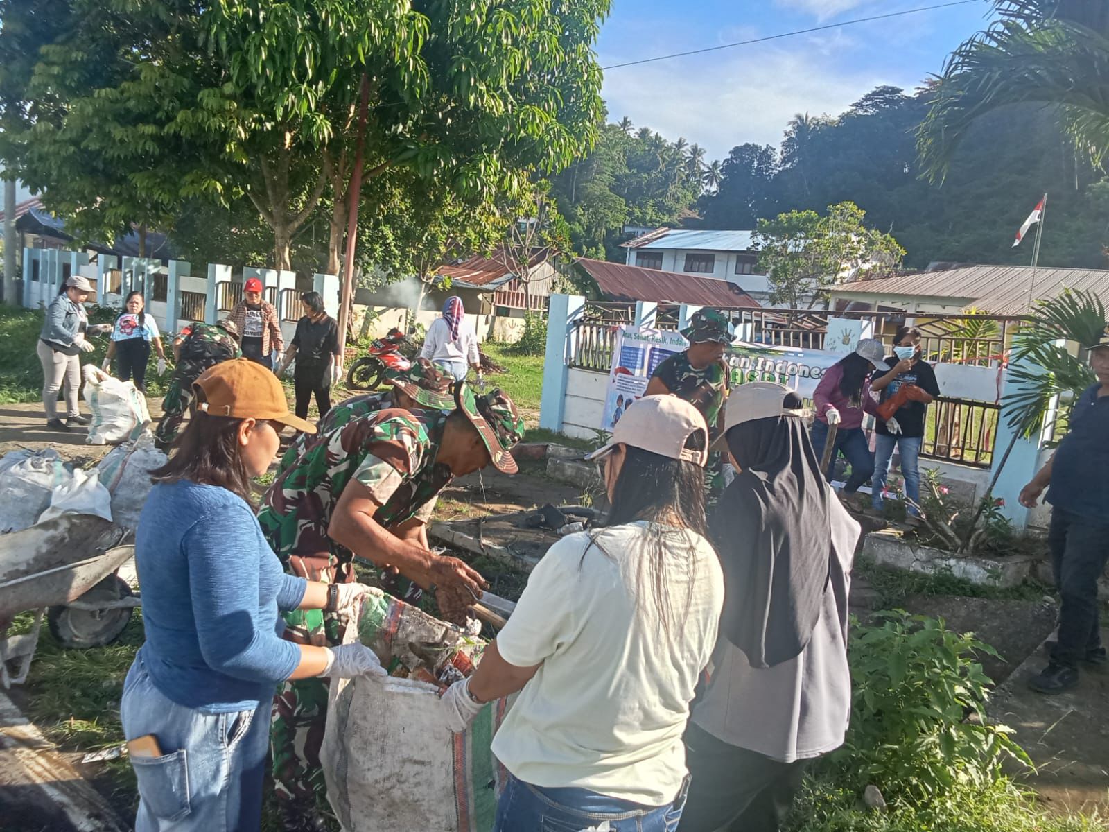 Turun Langsung Bersama Masyarakat, Personel Koramil Jajaran Kodim 1310/Bitung Terus Galakkan Aksi Gerakan Indonesia Asri