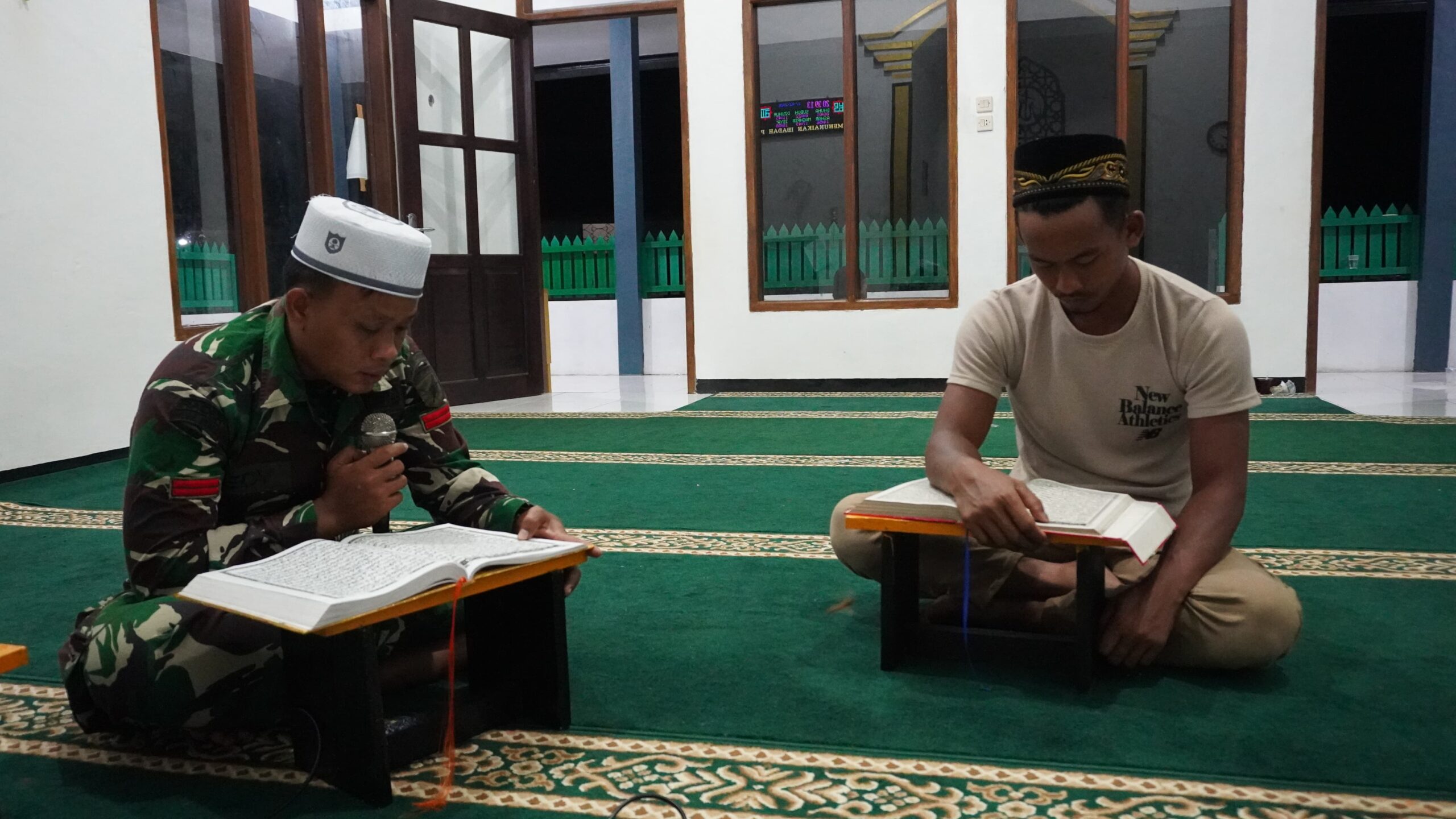 Hangatnya Ramadhan, Satgas TMMD Reguler ke-127 Tadarus Al-Qur’an Bersama Warga Mushola Mudalil Muttakin 