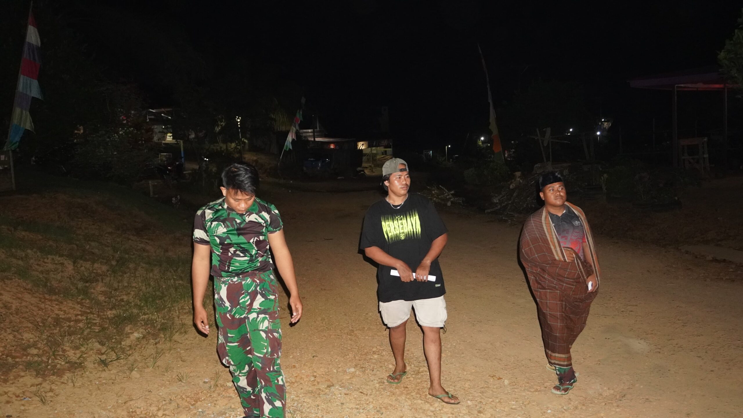 Satgas TMMD Reguler ke-127 Kodim 1015/Sampit Patroli Bangunkan Warga Sahur