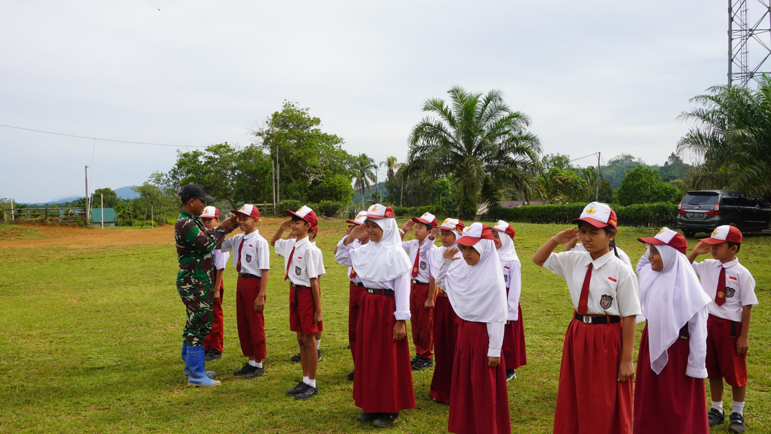 Satgas TMMD Reguler ke-127 Kodim 1015/Sampit Latih Murid SD Desa Tri Buana Sejak Dini