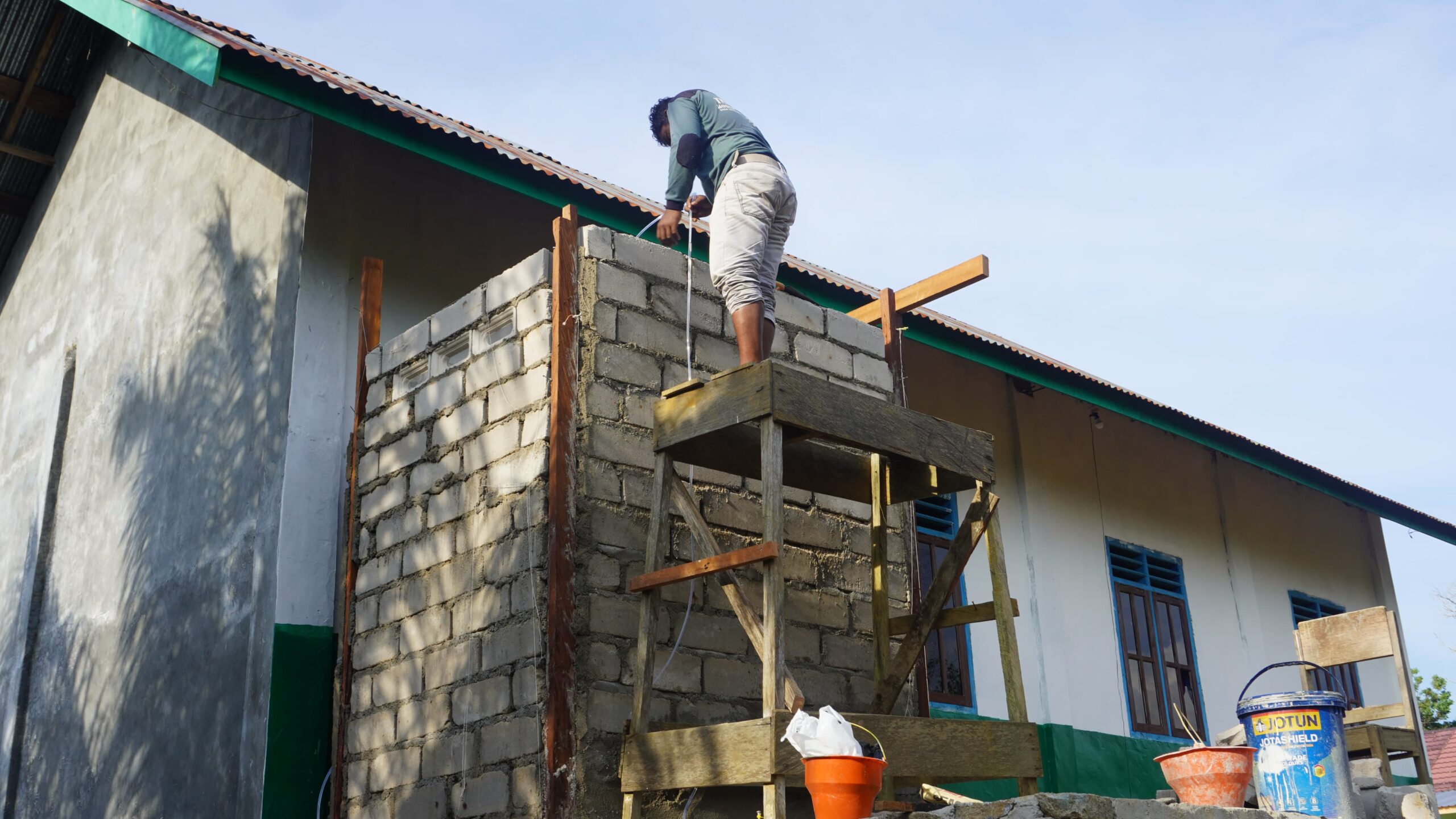 Tangga Kayu Jadi Andalan Satgas TMMD ke-127 Dalam Membangun MCK Gereja Pelita Kasih 