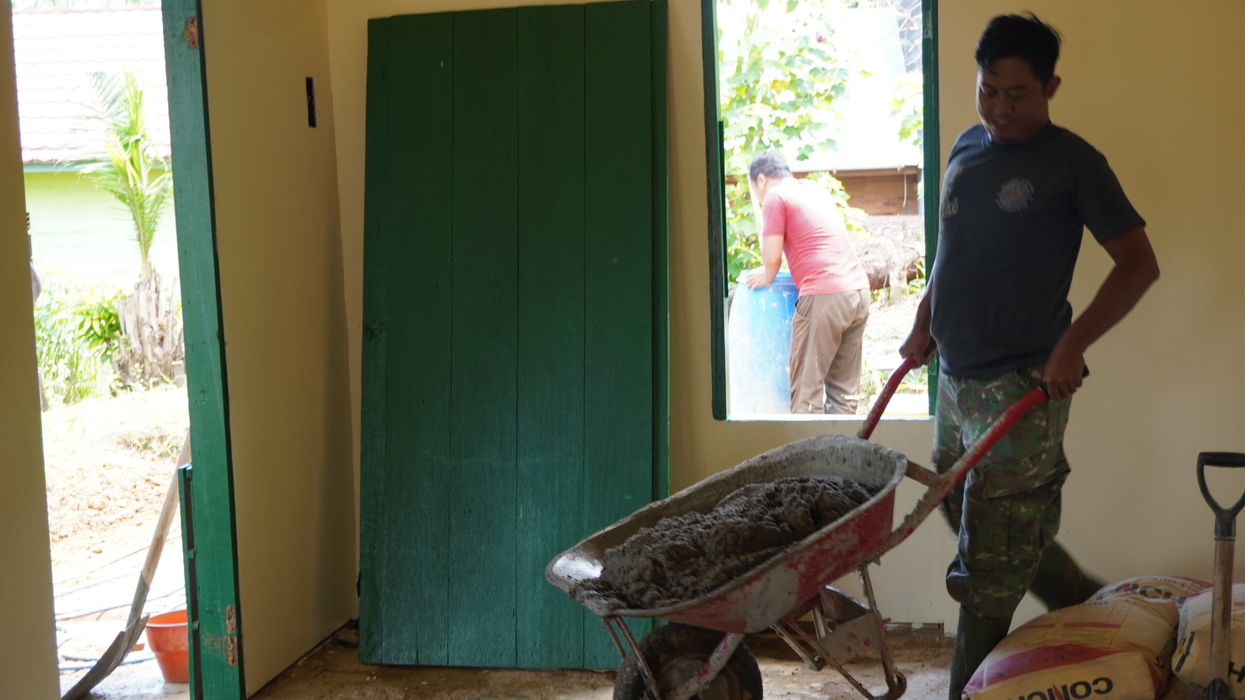 Satgas TMMD Reg-127 Kini Fokus Finishing Plester Lantai Rumah Bapak Sumardi 