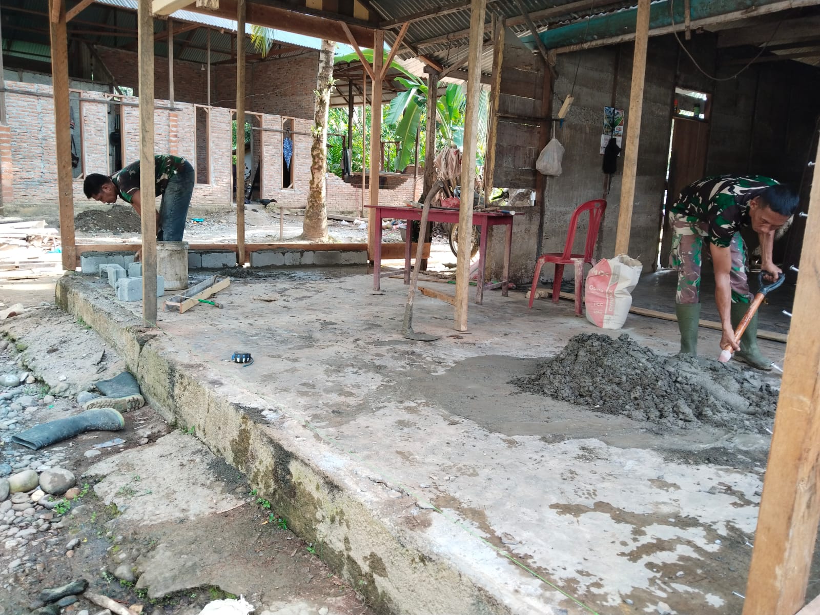 Rumah Impian Nenek Usia Senja Segera Terwujud, Satgas TMMD Kodim 0105/Abar Genjot Pemasangan Batako