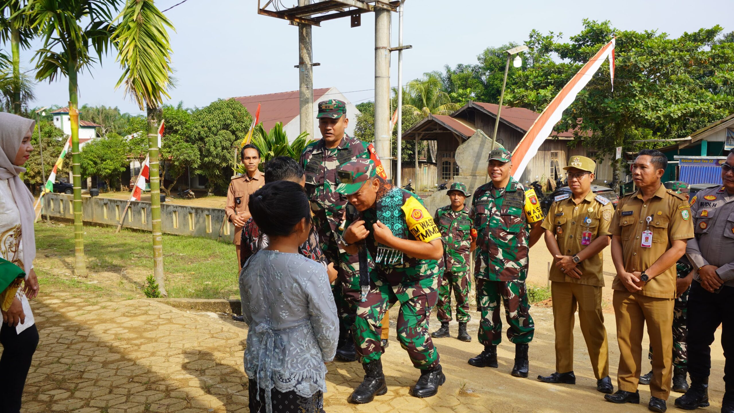 Tim Wasev Disambut Dengan Tarian Dayak Di Lokasi TMMD Ke 127 Kodim 1015/Sampit