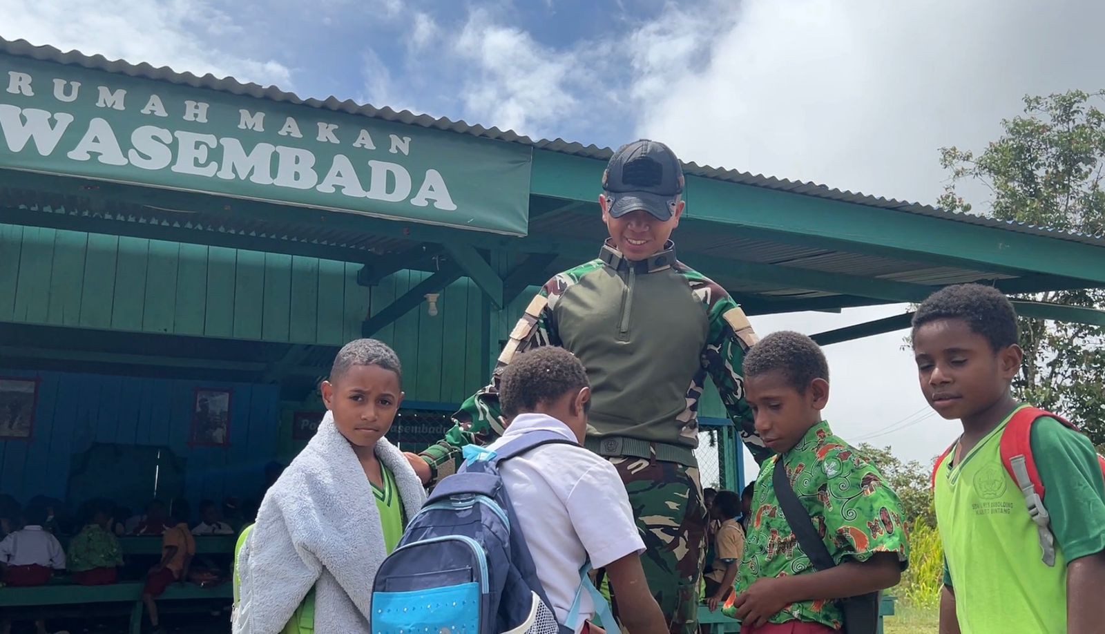 Toleransi di Bulan Suci: Pos Kotis Satgas Swasembada Yonif 751/VJS Tetap Gelar Makan Bersama Anak-Anak Sepulang Sekolah