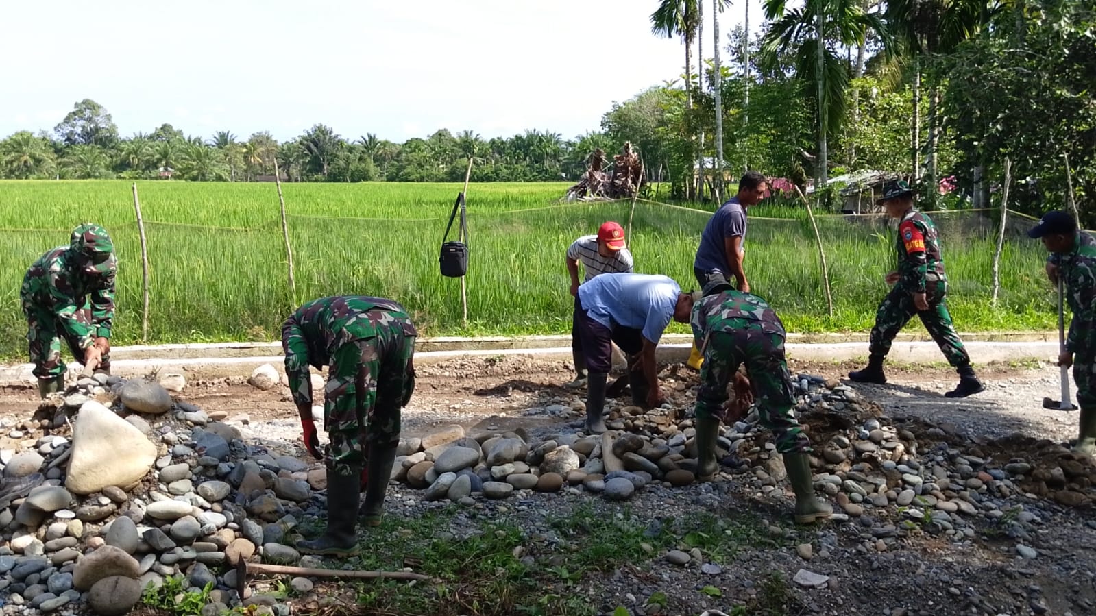 Bukan Hanya Perintah, Dansatgas TMMD Kodim 0105/Abar Terjun Langsung Pegang Alat di Lokasi Sasaran Fisik