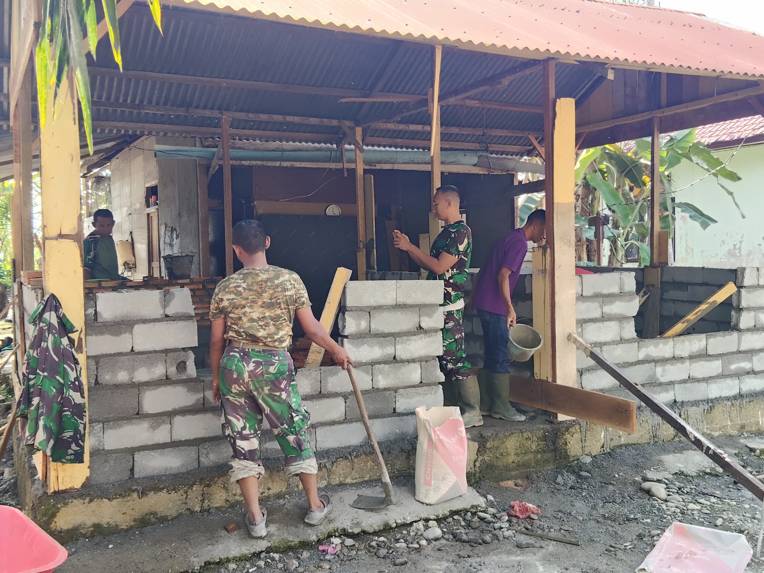 Berpacu Dengan Waktu, Satgas TMMD Reguler ke-127 Kodim 0105/Abar Gerak Cepat Pasang Batako Dinding RTLH